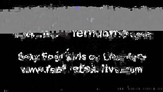 她穿上紧身软袜来一场足交狂欢