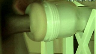 边缘内射变成激烈18+少女高潮特写，在自制业余射精视频中与硬鸡巴