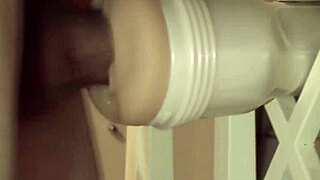 边缘内射变成激烈18+少女高潮特写，在自制业余射精视频中与硬鸡巴