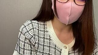 淫荡日本眼镜妹自慰高潮！