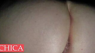 哇塞大屁股夜公园尿尿她在找野战冒险！