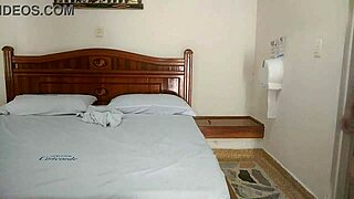 mi madrastra en el sauna me llama, ¿quieres follar este culo rico?