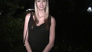 嘿，想看这个漂亮的18+少女户外狗式吗？