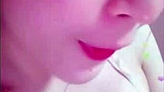 亚洲女孩在Bigo直播中露奶头