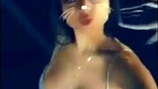 I's watchin' this brunette babe's big ass gettin' assfucked on webcam