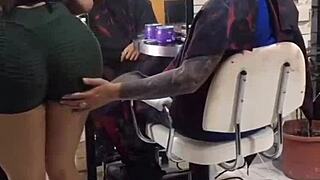 estetica corte con final feliz con cliente cachondo