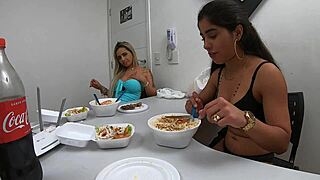 Entre um vídeo e outro, a putaria não para com Izabela Pimenta.