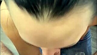 我亮出鸡巴，她快速吸吮