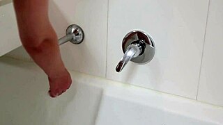 Kim from Yanks cums hard in tub