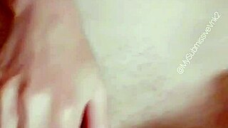 ya casi me cabe la mano completa en mi coño