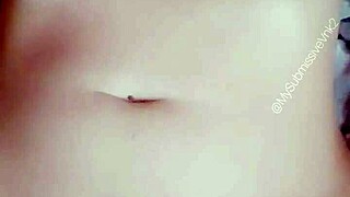 ya casi me cabe la mano completa en mi coño