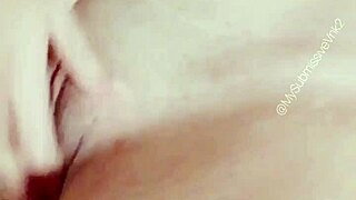 ya casi me cabe la mano completa en mi coño