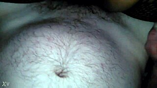 跨种族情侣一起享受射精派对