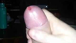 看他对着人妖片狂撸大射？