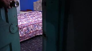 绝望阿拉伯女为钱挨大屌操