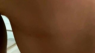 novinha branquinha sentando gostoso na safada de quatro, gozando muito