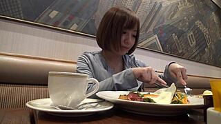 Kirari the 21-year-old waitress gives an amazing blowjob 😍