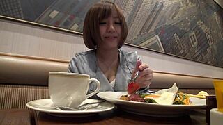 Kirari the 21-year-old waitress gives an amazing blowjob 😍