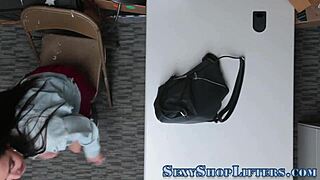 这个丰满小偷为什么这么急切拉扯吸吮？被抓还是渴望更多？