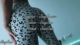 gym babe cums in her yoga pants and rubs it on her pussy