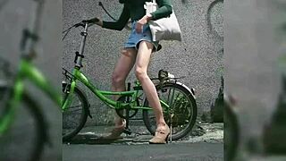 hey, while shopping on the street, she masturbates and ejaculates