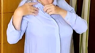 I watch Mariaold playin with her dildo in sexy underwear, her big tit bouncin.