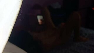 la encuentro sola en casa haciendo esto me entro a ayudarle