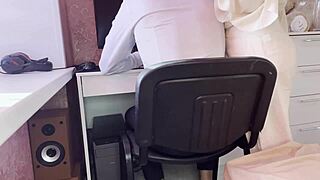 老师说，来这里学生，让我用脏话勾引你