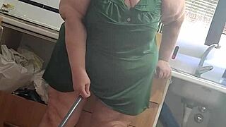 Coolmarina madura stops chores to fuck 😈