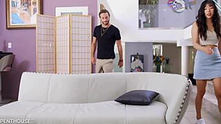 淫荡亚洲Elle Lee和继兄偷情舔骑狂干