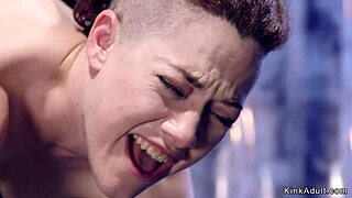 红发奴隶绑在装置上，猛指和塞嘴