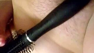 Minxycee在公共厕所户外恋物场景中刷子操