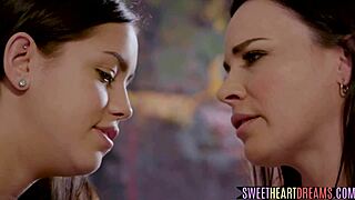 amateur teen lesbians lick pussy and moan loudly 😍