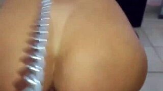 cadela na coleira serve o macho com o cu