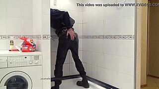 蓝牛仔裤主人浴室清洗