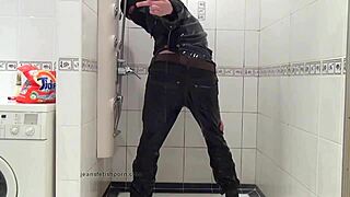 蓝牛仔裤主人浴室清洗