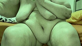 madura gorda enjoying her vegetable day, sharing casual stories about life.