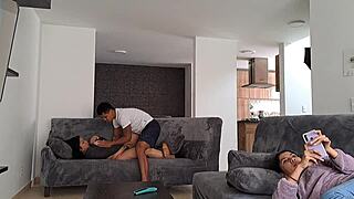 Esta madura cachonda se masturba en el sofá mientras su hijastra se distrae pt2 mi hijastro me sorprende y lo saludo. 😏