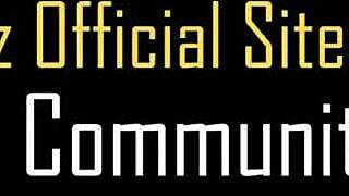 i'm nikki benz usin a big blue dildo on vicky vette's mature slit