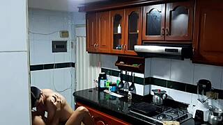 nos graban lamiendo el coño de mi hermanastra en la cocina pt2 deliciosa mamada