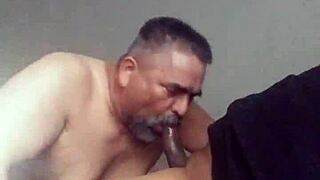 sucking on that big black shemale cock 😍 so huge and tasty