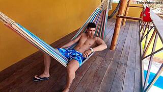 Vecino Mirón Tiene Sexo con Latina Culo Grande en la Piscina