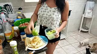 sarah rosa cooks a sexy hamburger in the kitchen 😋