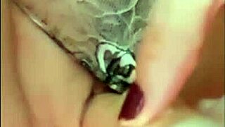 mon épouse filme sa culotte avant de se caresser avec un gode