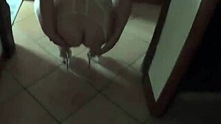 UNE BITE DANS LE CUL POUR LA SALOPE