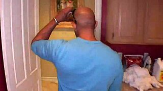 该死！紧致18+少女的阴道被巨鸡巴拉伸！