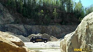 假出租车群交：Eden Ivy和一群人在户外狂干？