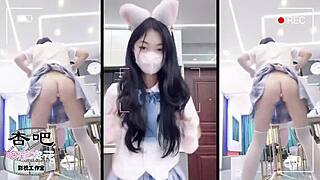 亚洲学生猛烈弯腰