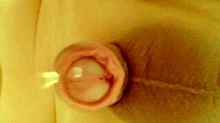 Japanese gay guy pissing in video 41.