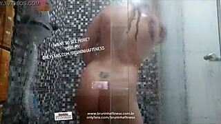 Gostosa safada takin’ a bath, playin’ with big black dildo in her butt